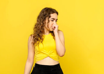 Chulé, cecê, entre outros cheiros: saiba por que temos tantos odores peculiares no corpo