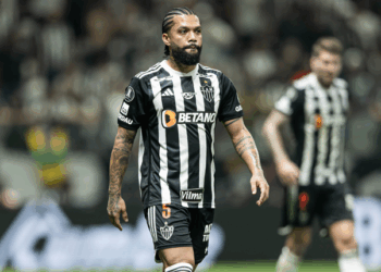 Invicto em mata-matas de copa, Otávio prega foco para finais com o Atlético-MG