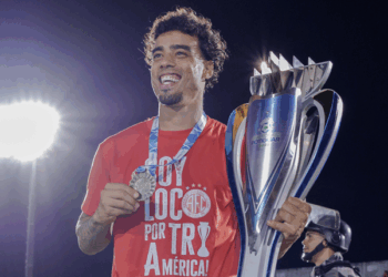 Aniversariante campeão, Rennan Siqueira comemora tri do Potiguar com o América-RN