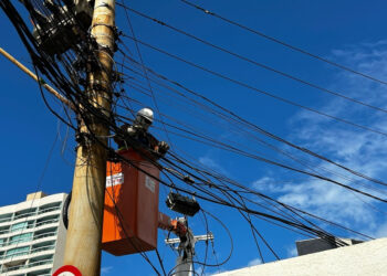 Neoenergia Coelba remove 44 toneladas de cabos irregulares de telefonia em Salvador; saiba os bairros com mais gatonets retirados