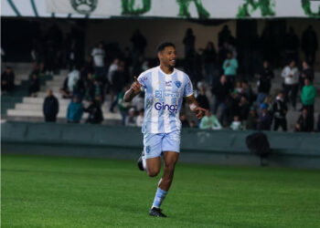 Com dois gols e grande atuação, Garcez comemora vitória maiúscula contra o Coritiba na Série B