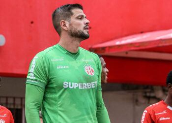 Com atuação decisiva na última rodada, goleiro Victor Brasil assegura permanência do America-RJ, de Romário, no Campeonato Carioca