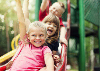 Brincadeiras ao ar livre durante as férias ajudam a prevenir a miopia infantil