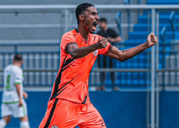 Líder em minutos e participações para gol, Vitinho vibra com classificação do Manauara na Série D
