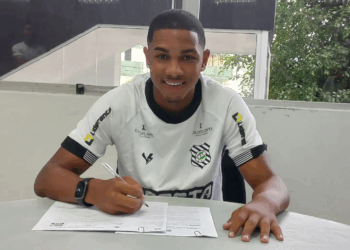 ‘Manezinho da Ilha’, atacante Kauã Ziegler assina primeiro contrato profissional com o Figueirense