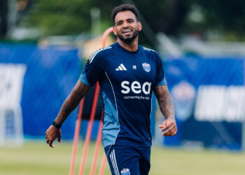 Especulado pelo Botafogo, atacante chega em Singapura como uma das principais estrelas do país