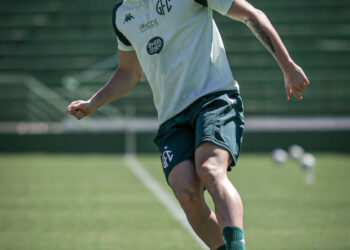 Após temporadas na Europa, Lucas Macedo explica readaptação ao futebol brasileiro e vive expectativa de estreia pelo Guarani