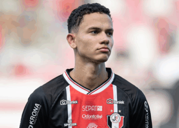 Volante Erick Crispim comemora estreia pelos profissionais do Joinville: “Sensação única”