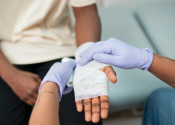 Primeiros socorros: especialista explica o que fazer em caso de acidente doméstico