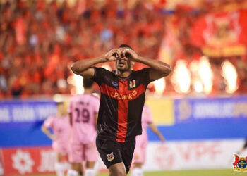 Daniel dos Anjos brilha em goleada do Ninh Binh e marca seus primeiros gols no Vietnã