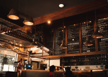 Movimento nos bares e restaurantes sobe 4,9% nos últimos 12 meses, diz IBGE