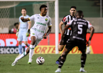 Após entrada do Cuiabá no G-4 da Série B, zagueiro Guilherme Mariano valoriza sequência sem sofrer gols: “Consistência da equipe”