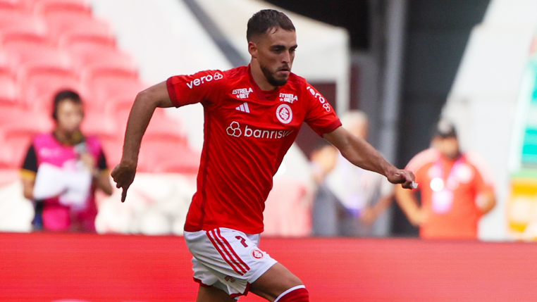 Titular na vitória sobre o Avenida, Hyoran valoriza estreia pelo Internacional: “Sonho realizado”