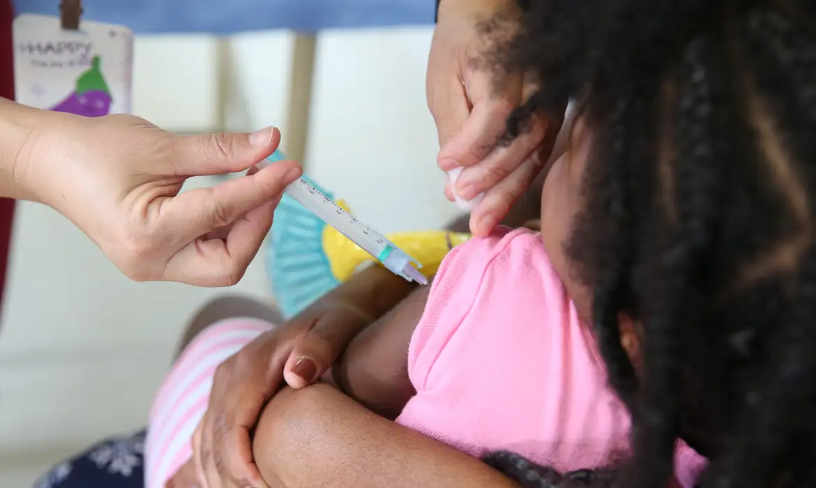 Vacinação nas escolas segue até dia 30 e meta é imunizar 27 milhões