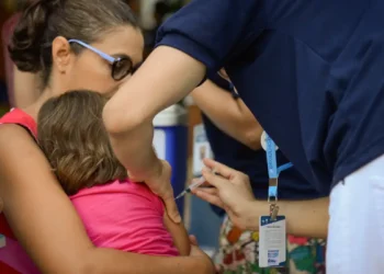 Vacina contra gripe é segura e não causa a doença; saiba mais verdades