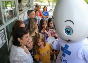 Momento histórico, diz ministra sobre início da vacinação de crianças