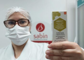 Nova vacina chega ao Brasil para prevenir doenças respiratórias graves em idosos