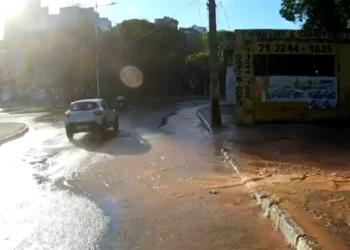 Ogunjá: vazamento de água alaga rua e causa lentidão no trânsito