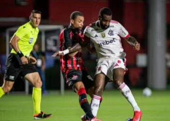 Com Barradão lotado, Vitória perde para o Flamengo pelo Brasileirão.