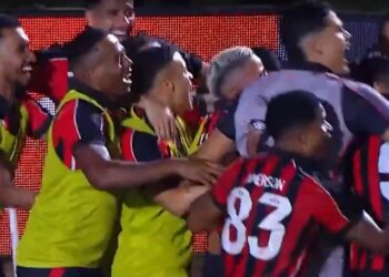 Matheusinho é expulso, mas Vitória consegue a virada em cima do Vasco