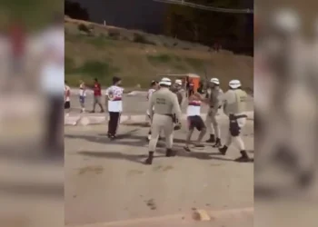 Torcedores se envolvem em confusão antes do jogo entre Vitória e Flamengo pelo Brasileiro