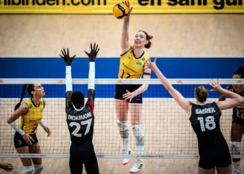 Seleção feminina de vôlei sofre, mas bate Canadá na Liga das Nações