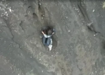 Brasileira cai durante trilha em vulcão na Indonésia e aguarda resgate há mais de 13 horas