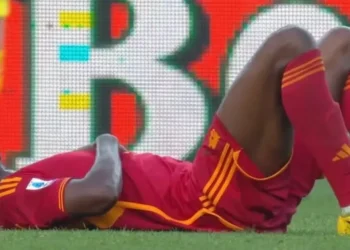 Jogo do Italiano é suspenso após zagueiro da Roma sofrer mal súbito