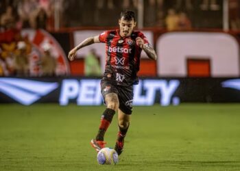 Lateral Zeca entra em acordo com o Vitória e deixa o clube