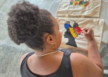 Moradores de Dias d’Ávila aprendem a transformar plástico em arte e gerar renda