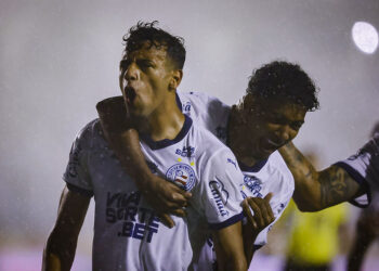 Com as mãos na taça: Com time reserva, Bahia goleia o Confiança e se aproxima do penta do Nordestão