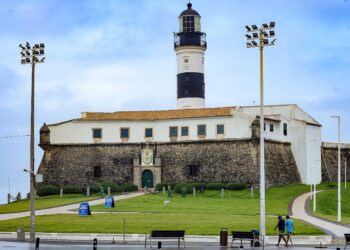 Desfile Sustentável leva moda com tecidos reaproveitados à Bienal do Lixo no Farol da Barra