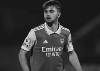 Ex-Arsenal morre após sofrer lesão cerebral durante partida na Inglaterra