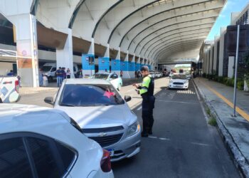 Prefeitura apreende 152 veículos de transporte clandestino em ação da Semob no aeroporto