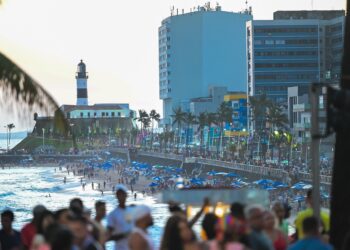 Salvador recebe 22º Orgulho LGBT+ Bahia na Barra neste domingo (14)