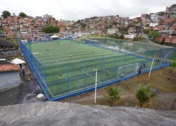 Prefeitura entrega campo de grama sintética e geomanta na Rua da Barragem, em Sete de Abril