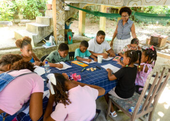 Crianças e adolescentes da Gamboa de Baixo participam do ‘Aula Viva: Leituras de Salvador’, em Itacaranha