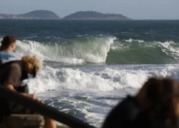 Guarda-vidas buscam casal que desapareceu na Praia do Leme