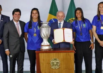 Lula diz que enviará projeto de lei para incentivar futebol feminino