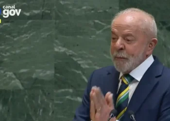 Pobreza é tão inimiga da democracia quanto extremismo, destaca Lula