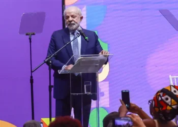 Lula abre conferência e sanciona ampliação da licença-maternidade