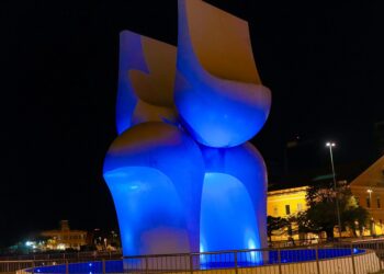 Salvador ganha iluminação especial em azul safira para celebrar Jubileu de Diamante da Administração