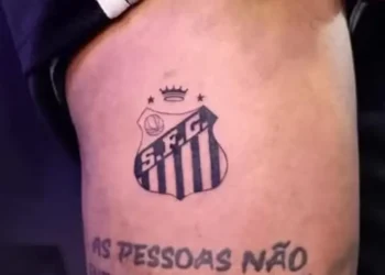 Neymar tatua escudo do Santos na coxa direita após empate contra o Fluminense