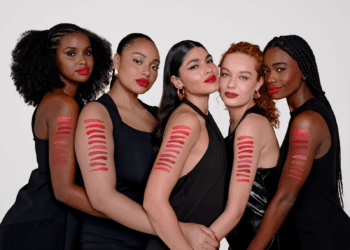 Avon amplia seu portfólio de maquiagens com novos batons e blushs em tons de vermelho