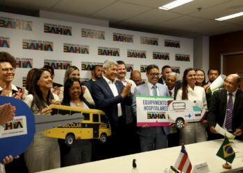 Governador entrega veículos e equipamentos de saúde e educação para Caravelas