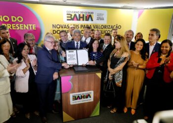 Governador Jerônimo Rodrigues sanciona leis com ganhos salariais para 45 mil servidores públicos da Bahia