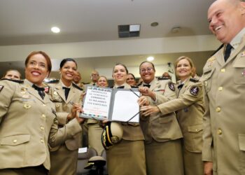 Governador sanciona leis para criação de novos comandos e promove oficiais da Polícia Militar