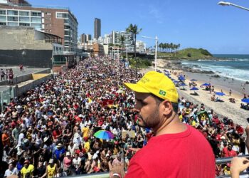 Ato contra a PEC da blindagem reúne milhares de pessoas em Salvador