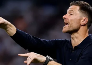 Xabi Alonso explica Vini Jr no banco e elogia liderança do atacante no Real Madrid: “Exemplo dentro do time”