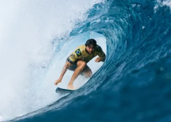 Yago Dora é campeão mundial de surfe profissional